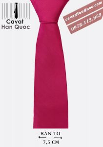 Cà vạt tím hồng bản to với kiểu thắt cà vạt kép