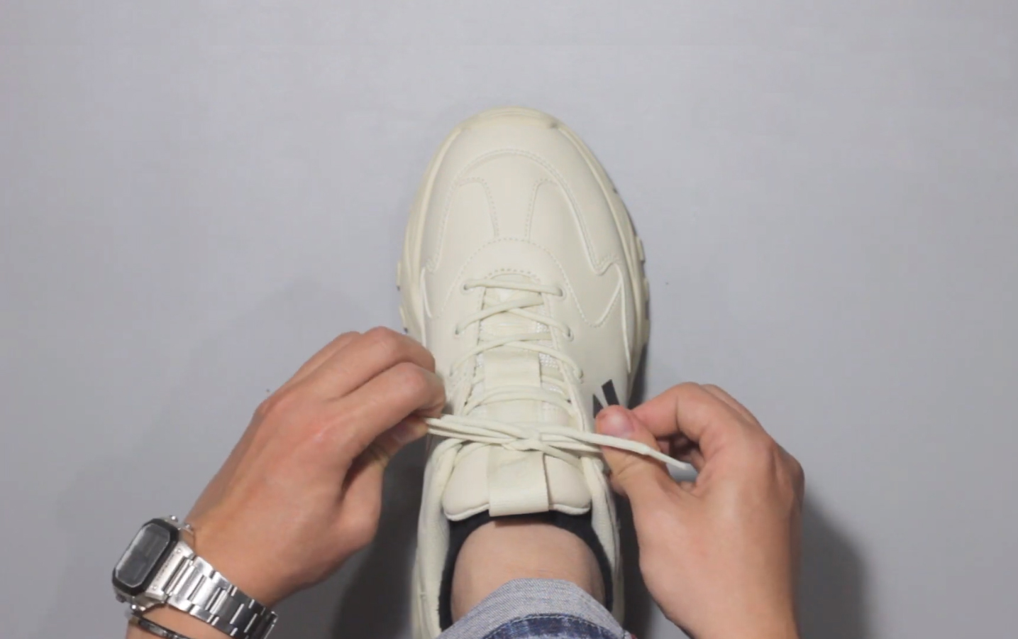 Cách thắt dây giày cơ bản (thắt chéo)