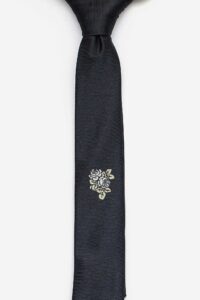 Cà vạt đen kẻ ngang thuê hoa hồng trắng 5 cm