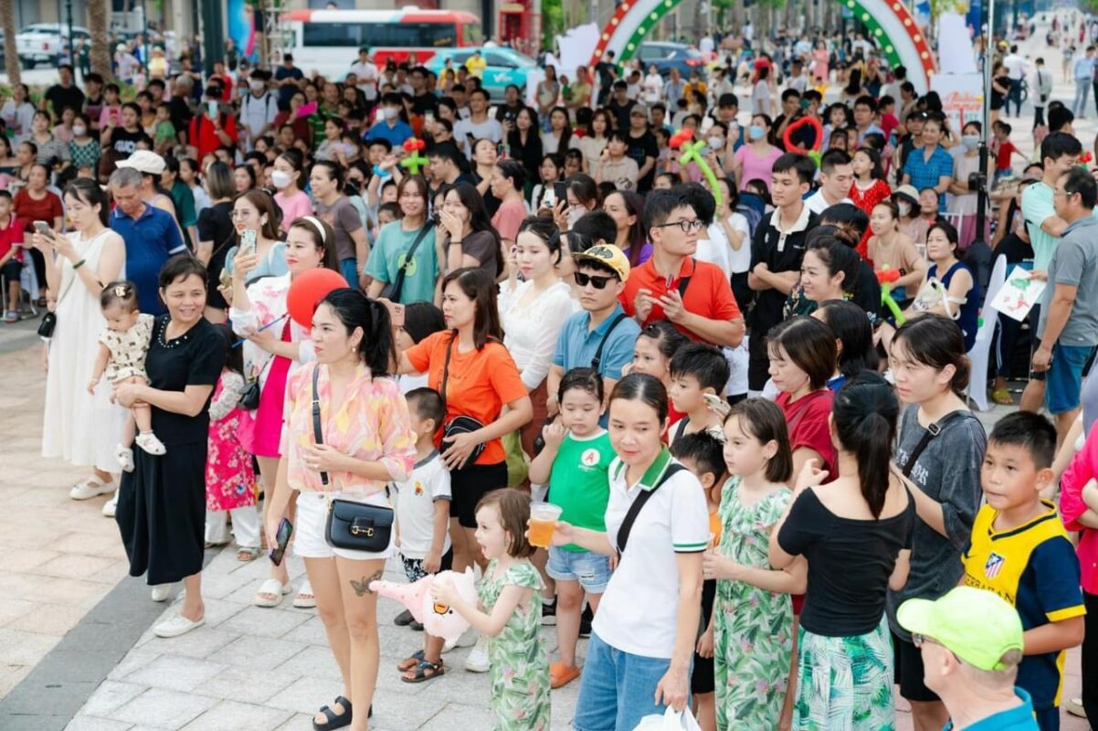 Dân cư Hà Nội đông đúc, đa phần là dân số trẻ
