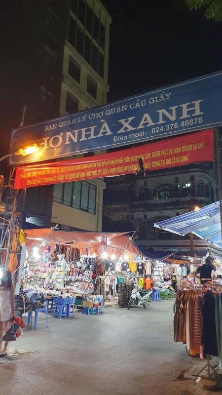 Chợ Nhà Xanh phố Phan Văn Trường quận Cầu Giấy chuyên bán đồ thời trang sinh viên