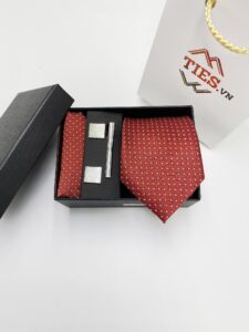 Set cà vạt quà tặng 4 món đỏ tươi ô vuông sọc chấm thoi trắng (2)