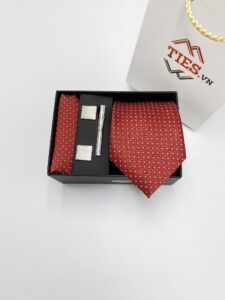 Set cà vạt quà tặng 4 món đỏ tươi ô vuông sọc chấm thoi trắng (1)